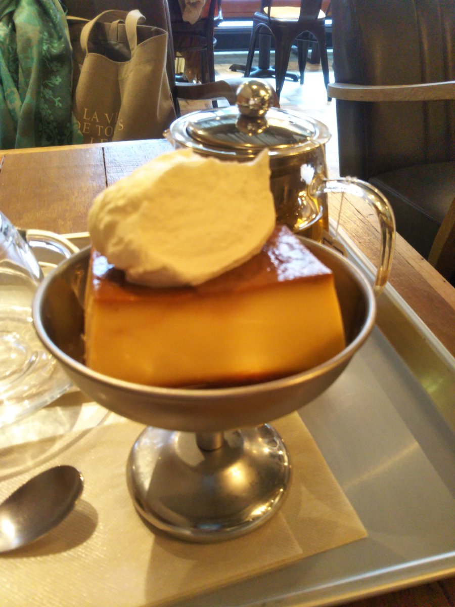 御徒町駅の高架下に去年出来たばかりのegg baby cafeです