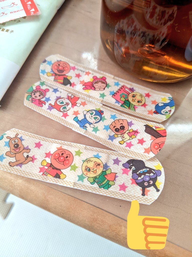 アンパンマンのマステ買って普通の絆創膏に貼ってみたよ😊少し幅小さかったけどまぁいいでしょう気になる感じなら端っこ切ろう✁✁✁ これでキャラもの絆創膏買わなくていいかな😇 