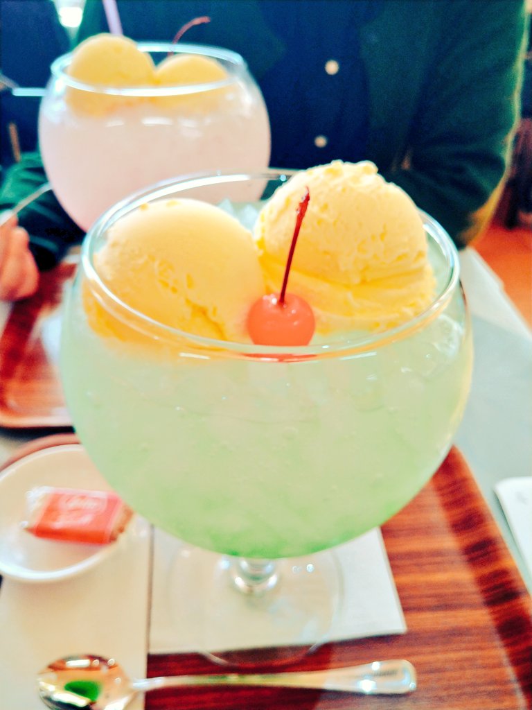 喫茶店でクリームソーダ頼んだら店員さんに大きいけど大丈夫