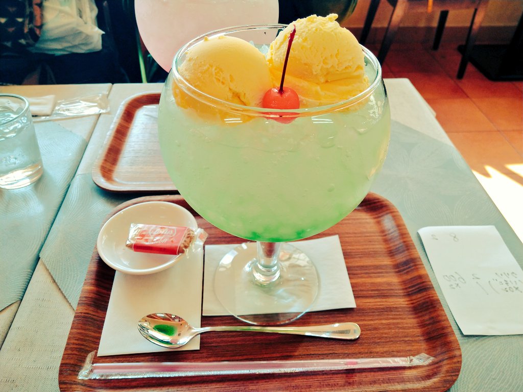 喫茶店でクリームソーダ頼んだら店員さんに大きいけど大丈夫