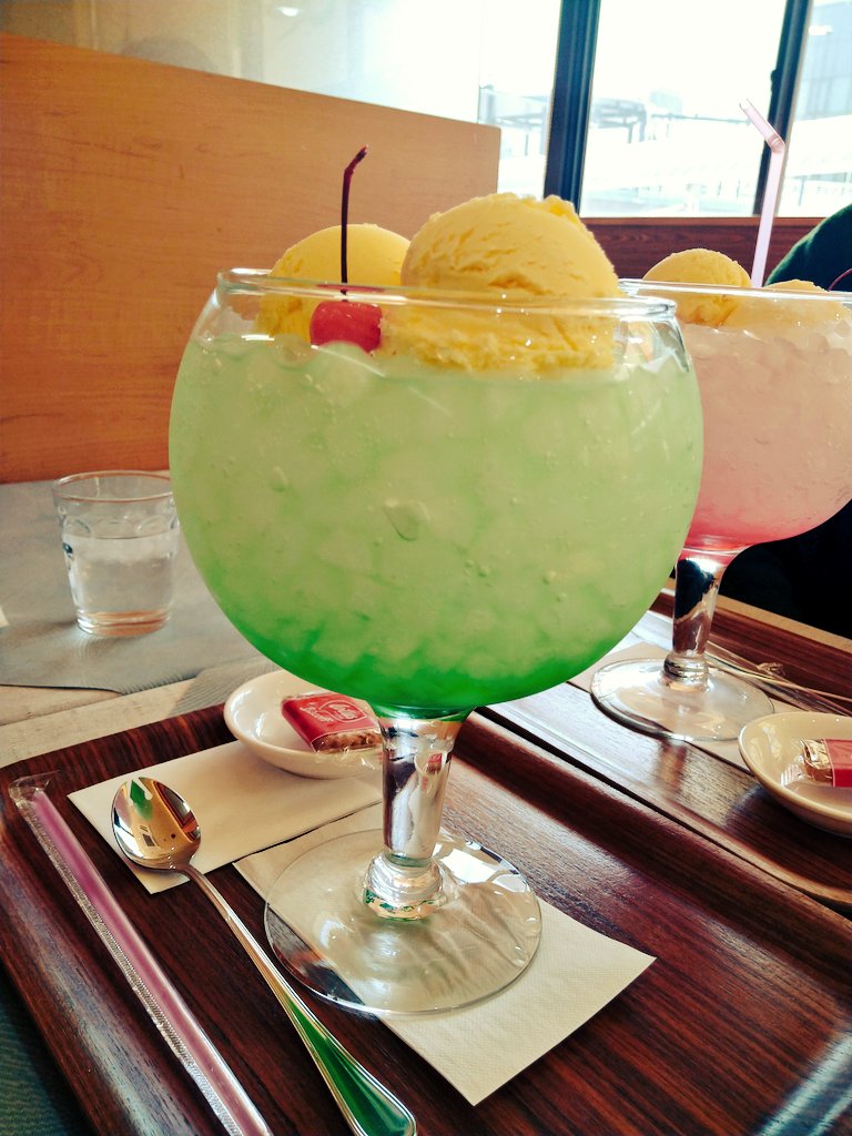 喫茶店でクリームソーダ頼んだら店員さんに大きいけど大丈夫
