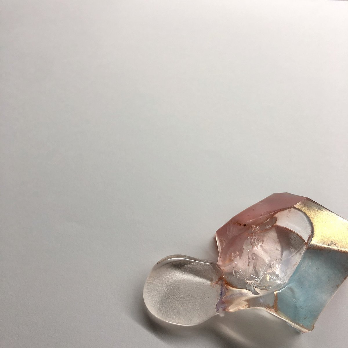 透明度重視で香りなし、芯を支える座金なしのロウソク