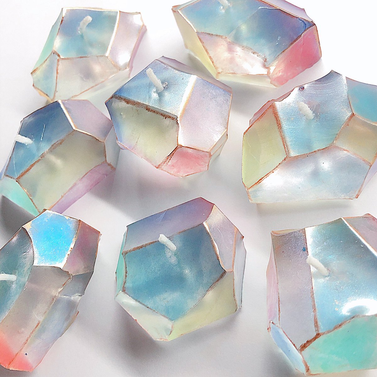 透明度重視で香りなし、芯を支える座金なしのロウソク