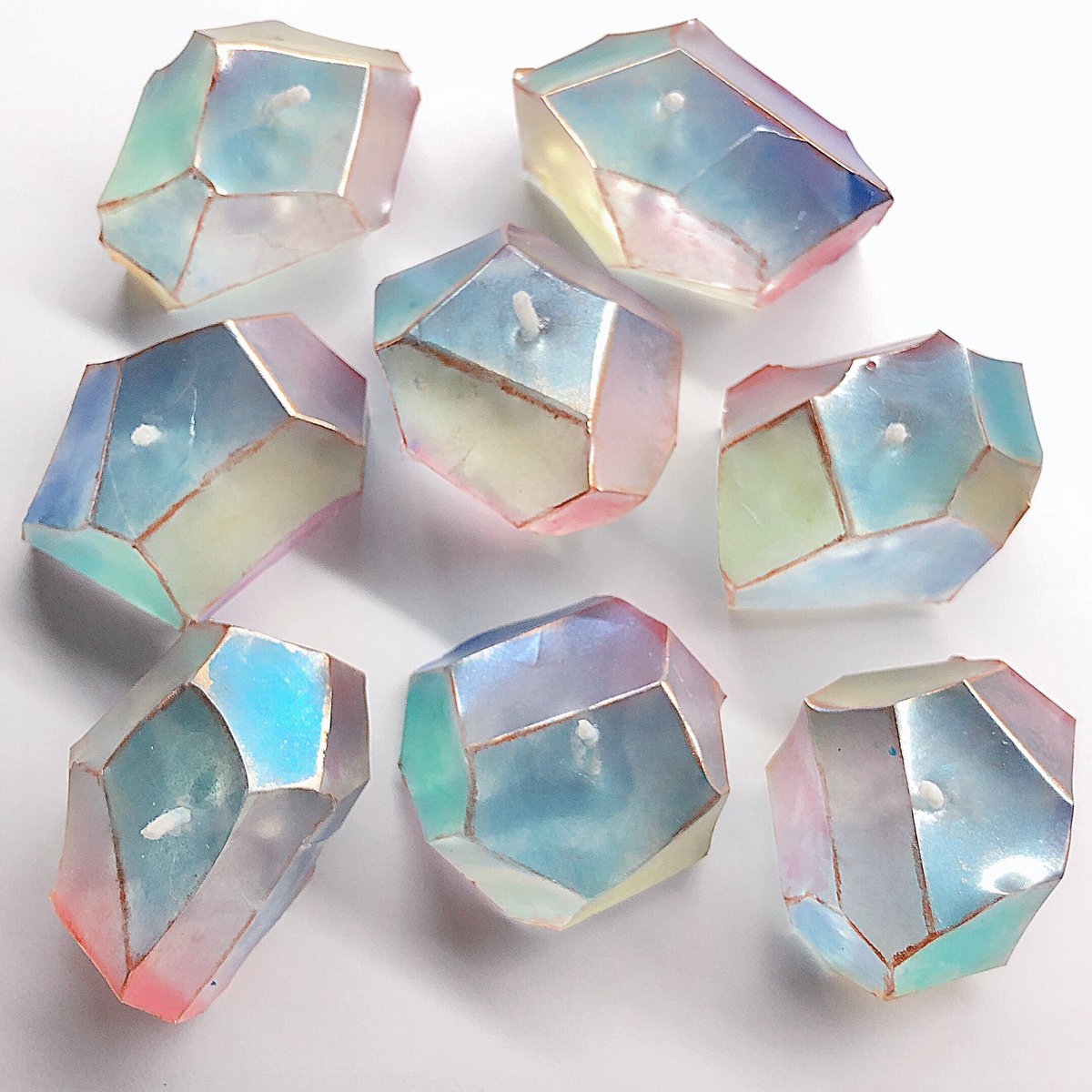 透明度重視で香りなし、芯を支える座金なしのロウソク