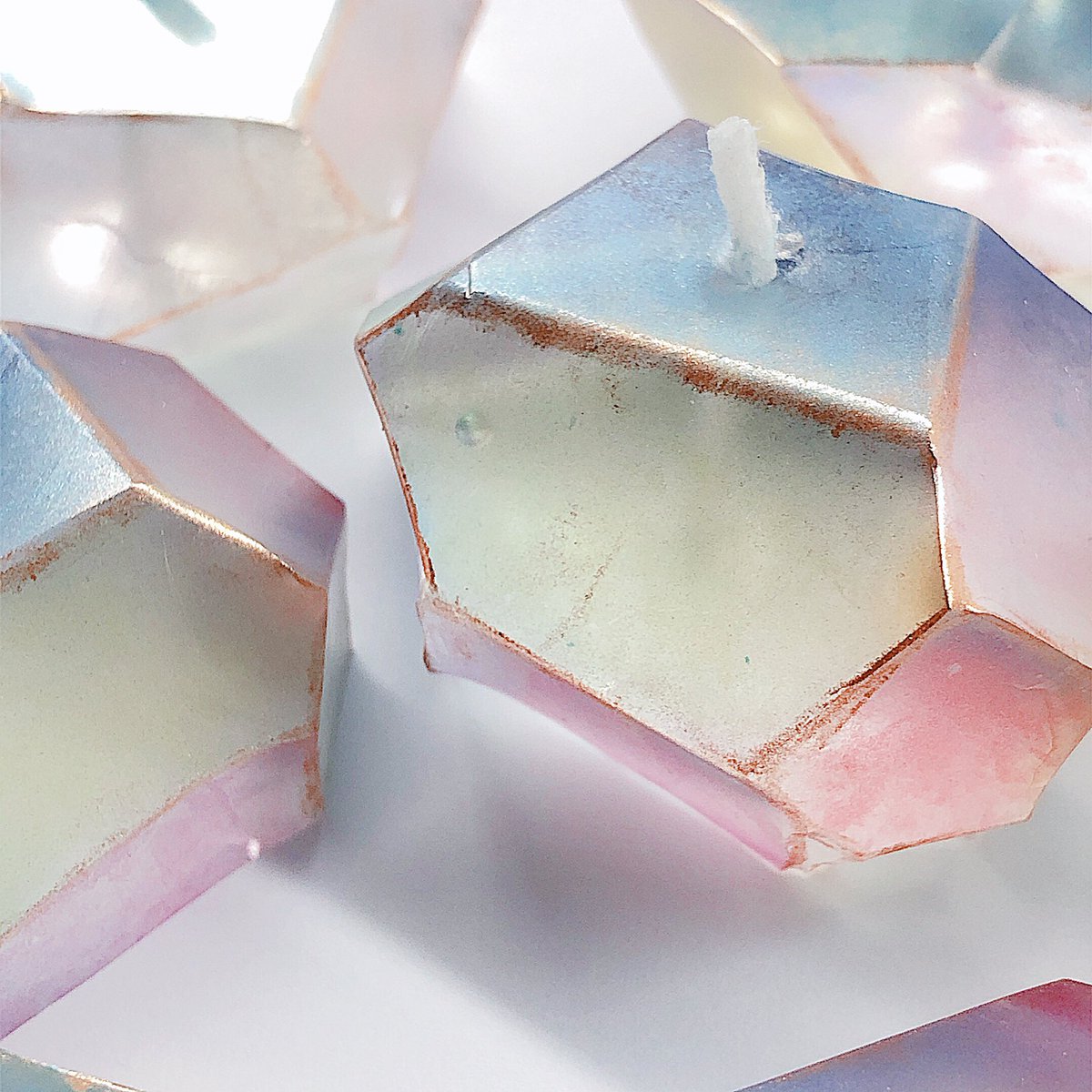 透明度重視で香りなし、芯を支える座金なしのロウソク