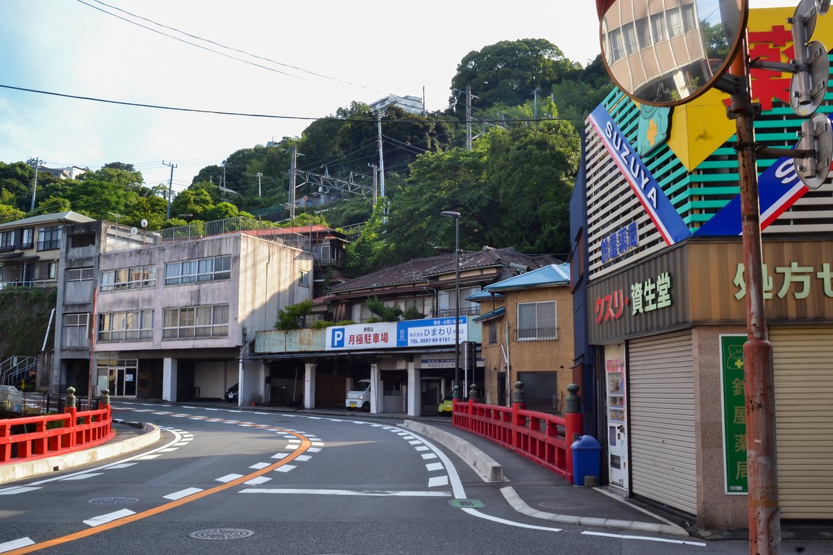  昔散策の際、偶然今回土砂が到達した下流の国道135号の新逢初橋横の家屋の足元がすごい工法で、よくまあこんな場所に建てたものだと風景撮りで撮った際の写真です