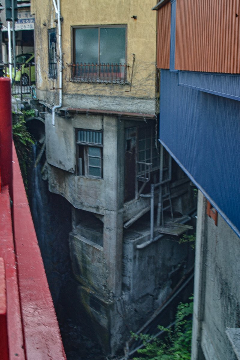  昔散策の際、偶然今回土砂が到達した下流の国道135号の新逢初橋横の家屋の足元がすごい工法で、よくまあこんな場所に建てたものだと風景撮りで撮った際の写真です