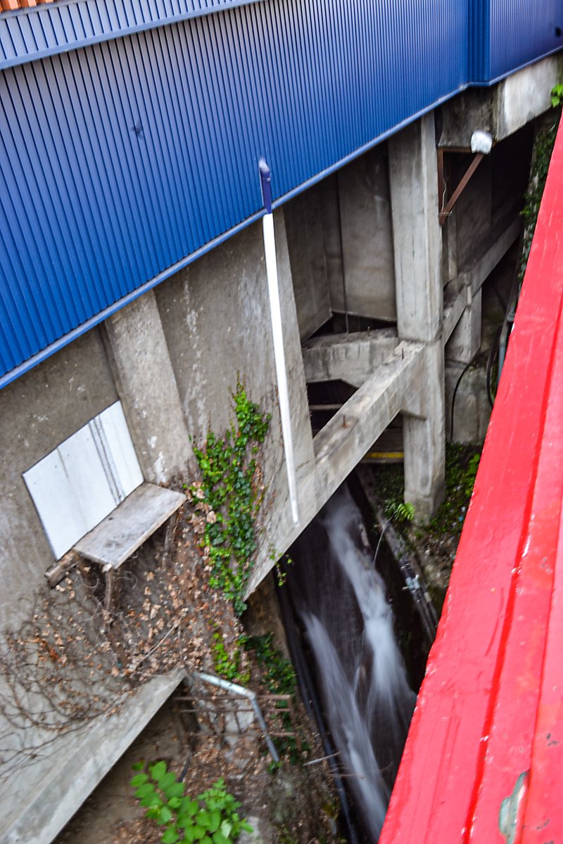 昔散策の際、偶然今回土砂が到達した下流の国道135号の新逢初橋横の家屋の足元がすごい工法で、よくまあこんな場所に建てたものだと風景撮りで撮った際の写真です