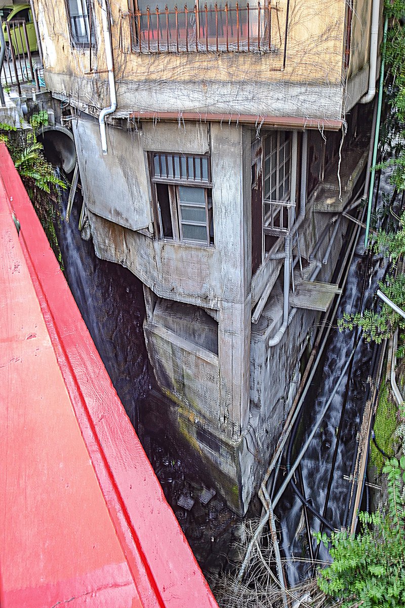  昔散策の際、偶然今回土砂が到達した下流の国道135号の新逢初橋横の家屋の足元がすごい工法で、よくまあこんな場所に建てたものだと風景撮りで撮った際の写真です