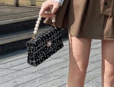 そのクッッソ小さい鞄のどこに教材入れるんすか？？？？ 