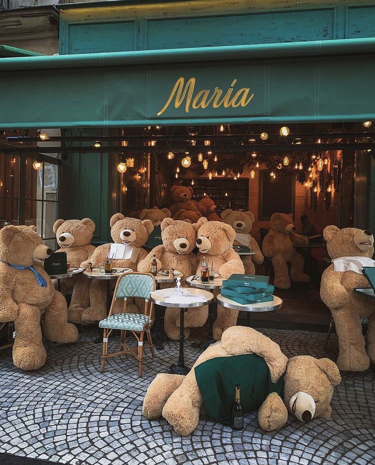 フランスのあるお店、コロナ対策としてテディベアをたくさん置いてるの可愛すぎる 