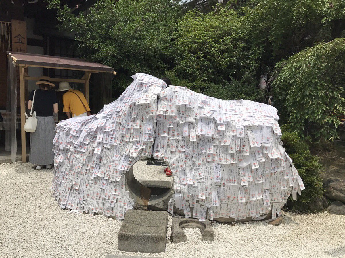 今話題になってる安井金比羅宮(別名縁切り神社)だけど 私は「会社を円満退社したい」ってお願いしたら参拝した直後に鼻血が止まらなくなって翌月お局のいじめが悪化して鬱病になって結果的に退社したんだけど力強すぎて怖いし願いのためならどんな手を使っても感が半端ないから行く人は気をつけてね 