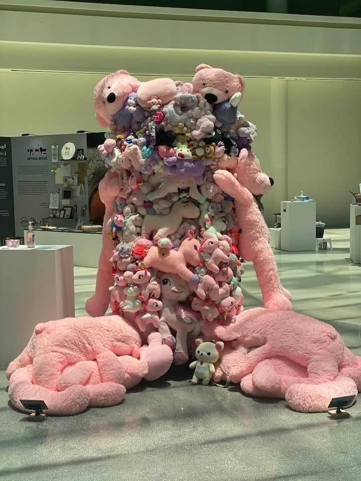 ドバイで発見されたカワイイピンクのものを無尽蔵に生み出す存在