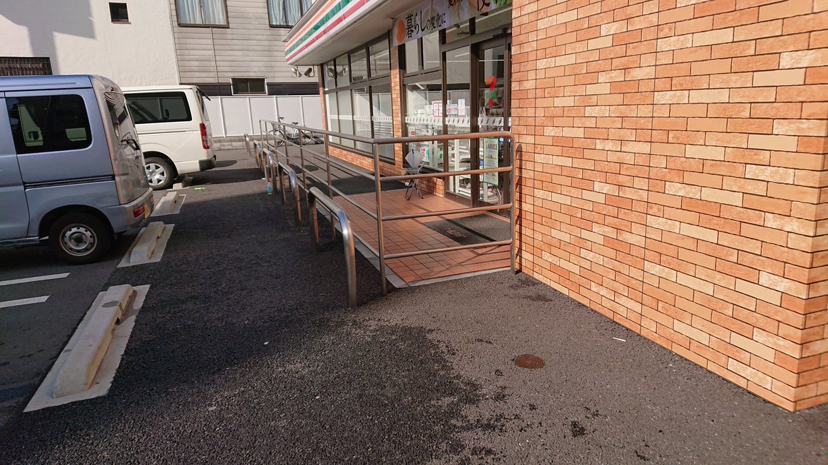 こちら、最強の二重プリウスガードが装備されたコンビニでございます← 