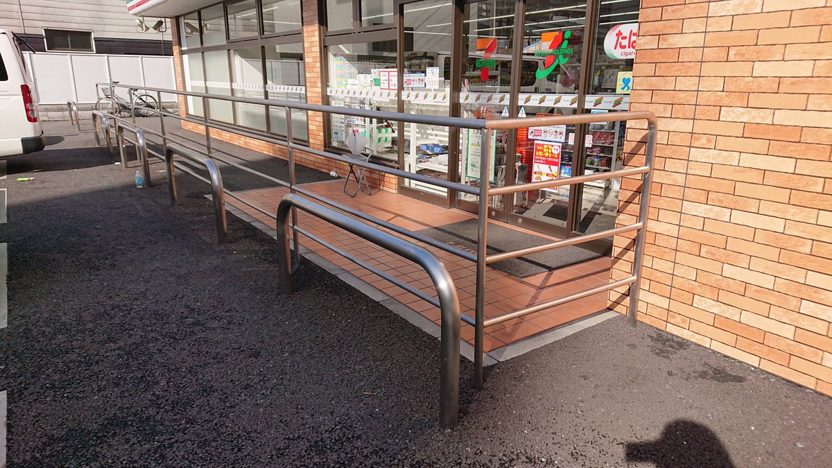 こちら、最強の二重プリウスガードが装備されたコンビニでございます← 