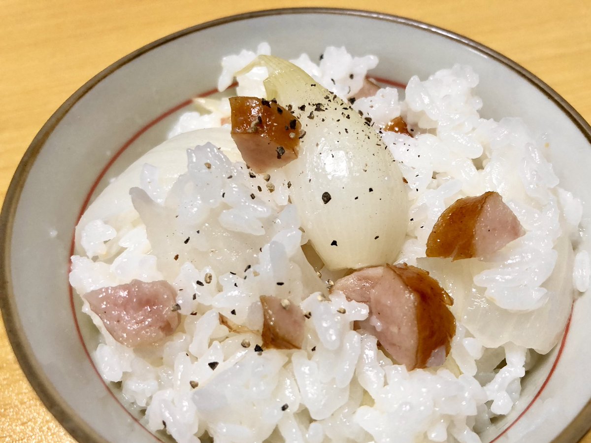 見かけたらぜひ試してほしいのが、とても簡単な玉ねぎごはん