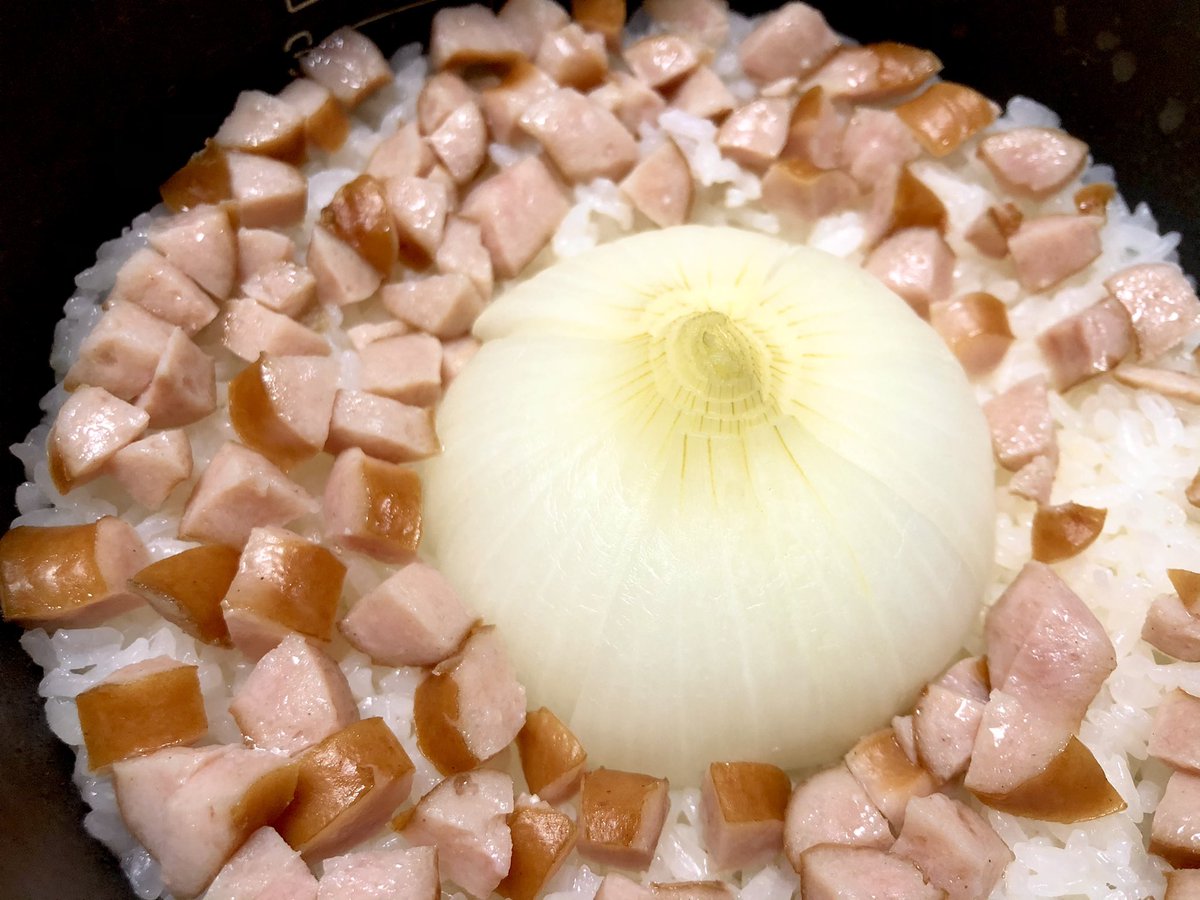 見かけたらぜひ試してほしいのが、とても簡単な玉ねぎごはん