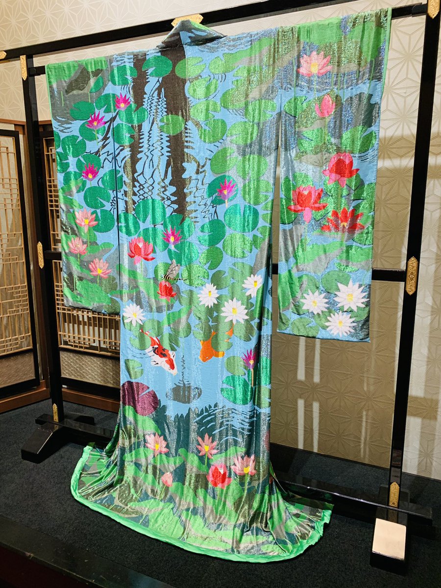 キレイな着物だなと思って近づいたらまさかの総ビーズ織りですごすぎる……ビーズ総数165万2000余粒、製作日数3年、重量13kg……すばらしすぎるからみんな見て…
