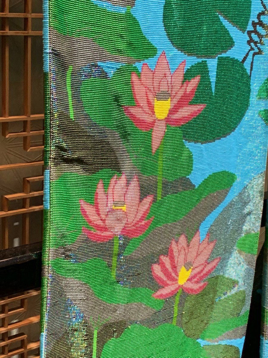 キレイな着物だなと思って近づいたらまさかの総ビーズ織りですごすぎる……ビーズ総数165万2000余粒、製作日数3年、重量13kg……すばらしすぎるからみんな見て…