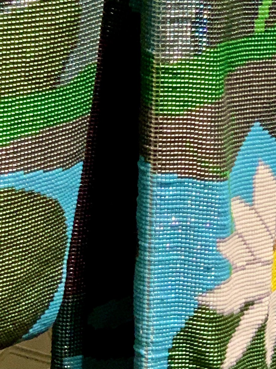 キレイな着物だなと思って近づいたらまさかの総ビーズ織りですごすぎる……ビーズ総数165万2000余粒、製作日数3年、重量13kg……すばらしすぎるからみんな見て…