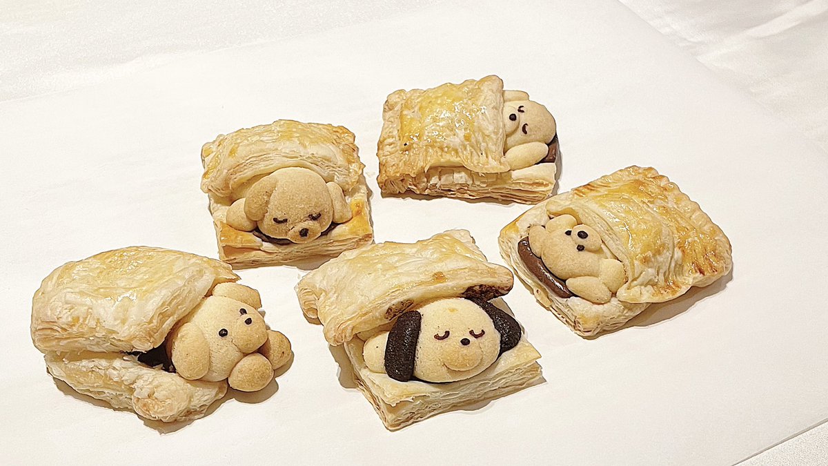 パイ生地のお布団に包まる おいぬクッキー 𝘰𝘪𝘯𝘶 𝘤𝘰𝘰𝘬𝘪𝘦 𝘸𝘳𝘢𝘱𝘱𝘦𝘥 𝘪𝘯 𝘱𝘶𝘧𝘧 𝘱𝘢𝘴𝘵𝘳𝘺 𝘥𝘶𝘷𝘦𝘵 