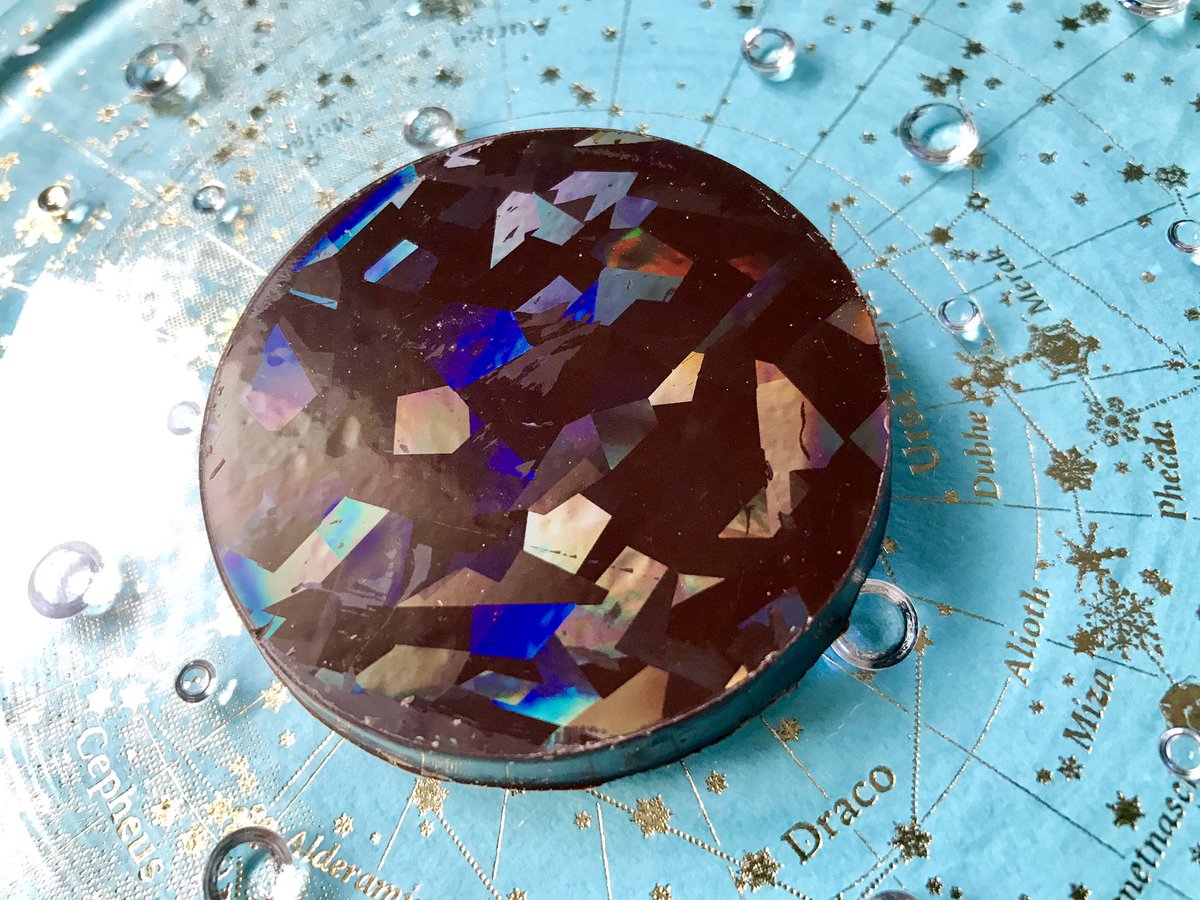  光の当たり方で様々な色合いにきらめくホログラム