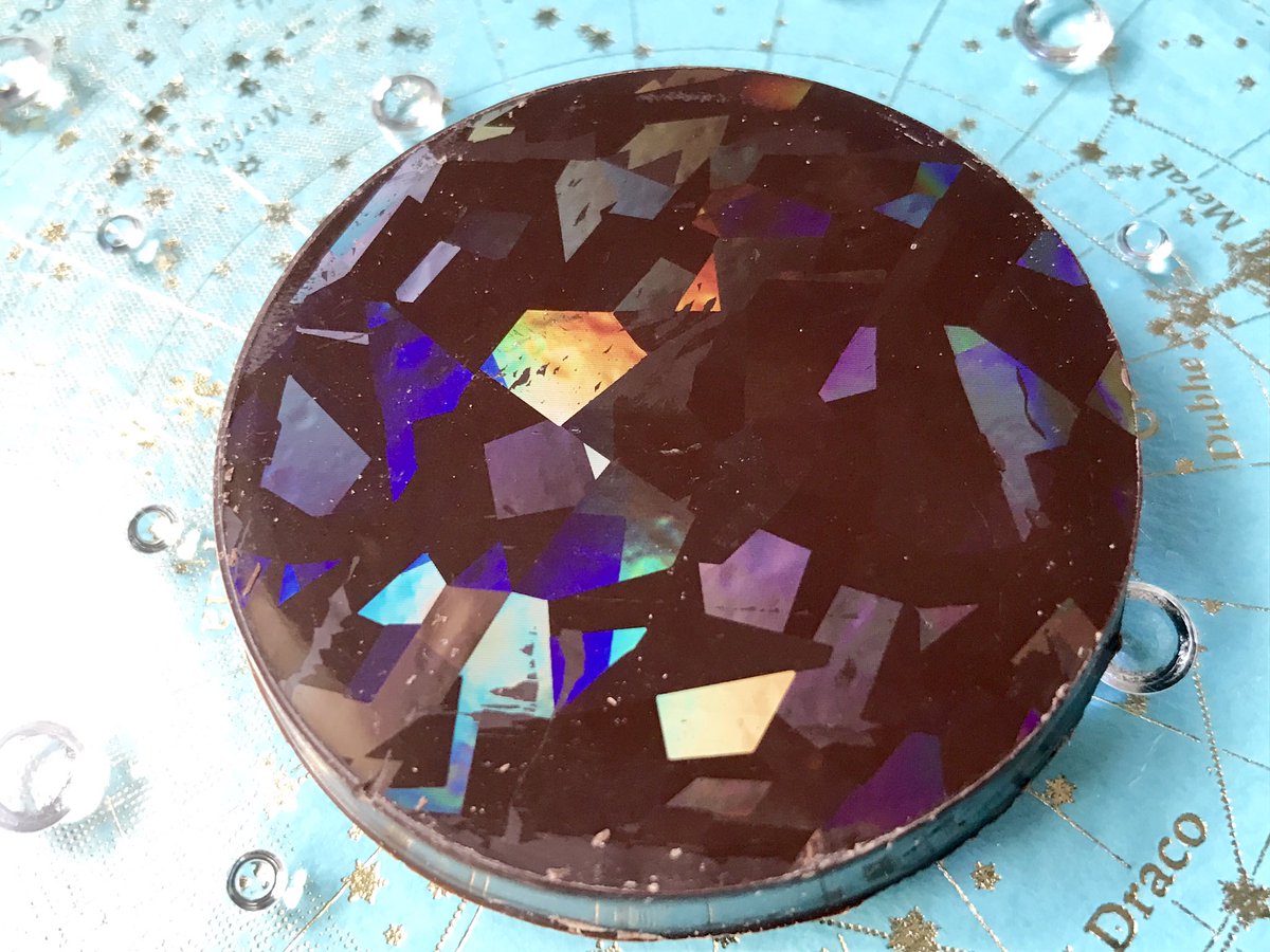  光の当たり方で様々な色合いにきらめくホログラム