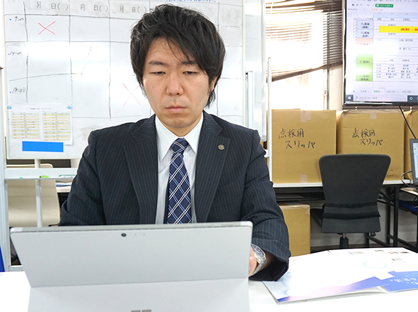 メンバーが取得したアポイントの提案・クロージング業務と、事業部全体の数字管理を行っています。