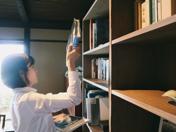 カフェのようなライブラリーラウンジ。
カフェで働く方にも向いている仕事です。