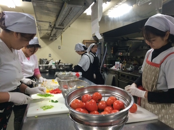 キッチンの仕込スタッフ・調理補助スタッフ　平日のみ9～19時の間で1日4時間からO.K. / 経験者は時給1,500円も可 / 主婦（主夫）活躍中 / シニア活躍中