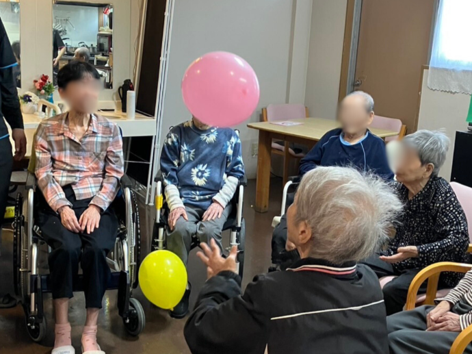 【グループホームナチュラル】笑顔あふれる誕生日会と風船バレー