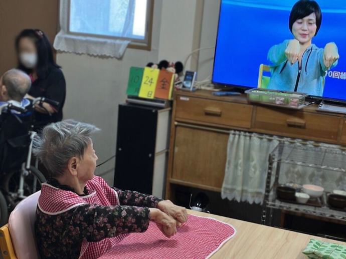 【グループホームナチュラル】エスカルゴ運動でむくみ退散！