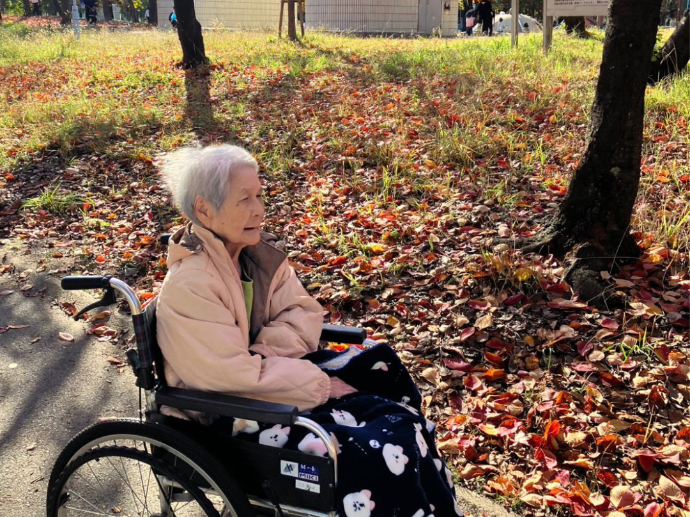 【グループホームナチュラル】紅葉日和のお散歩🍁