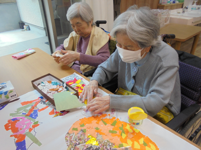 【ザ・テラス学園富雄】 ハロウィンの制作で指先と 頭の体操
