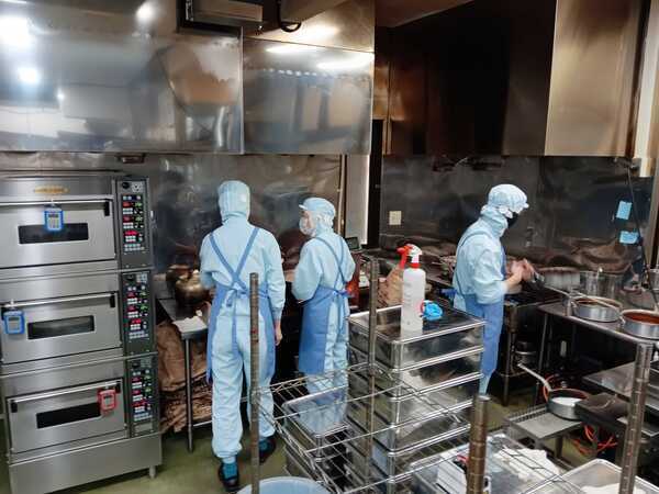 プリン工房の様子②
カラメル作りも丁寧にすすめます。