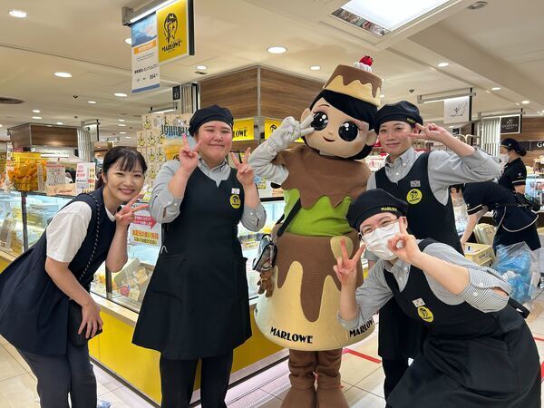 横浜髙島屋での一コマ。
プリンダと一緒に記念撮影。