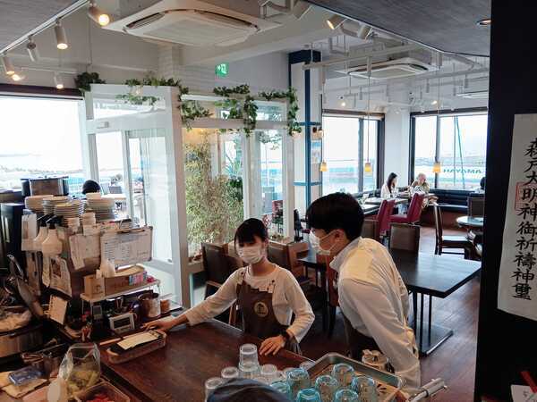 みんなで声を掛け合いながら。
つくりたての料理の提供。