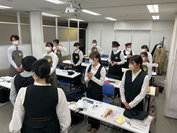 販売研修会の様子
みんなで日頃の接客を共有します。