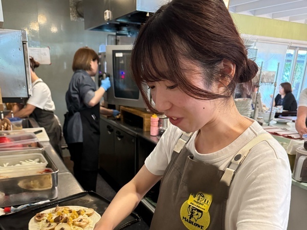 逗葉新道店のオープンキッチン
つくりたての料理の提供