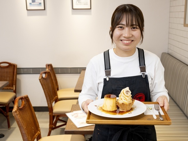 ◎時給1300円◎横浜そごう内のプリン専門店【プリン専門店カフェスタッフ/キッチン調理スタッフ】◎12：00～17：00　13：00～18：00　17：00～21：00　12：00～21：00等　マーロウブラザーズコーヒー/ 四季折々のプリンカフェが大人気です♬