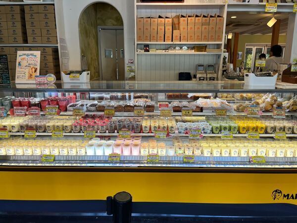 店内のショーケース
マーロウのビーカープリンでいっぱいに