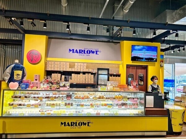 入り口近くにある黄色いお店が目印です。
大きなショーケースがインパクト大。
