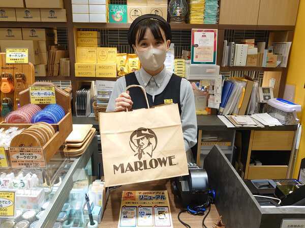 お客様へのご案内。
丁寧な接客を心がけます。