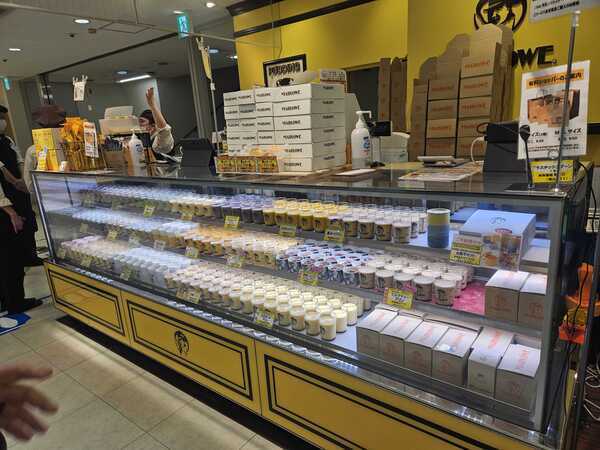 そごう横浜百貨店内、洋菓子フロアー
ショーケース内はプリンでいっぱいに。