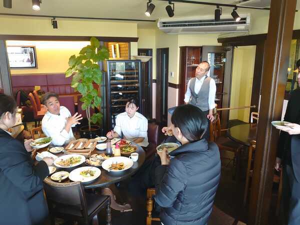 毎月開催のキッチンミーティング
お客様に美味しいを提供します。