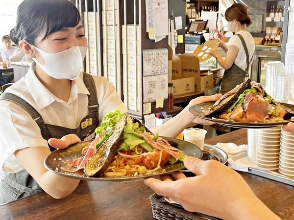 キッチンメンバーとも連携
つくりたて料理をお客様に提供いたします。