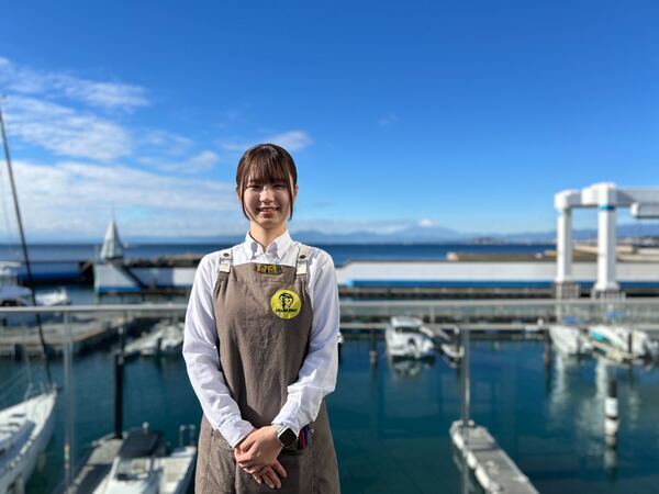 ◎配属先は秋谷本店・逗葉新道店・葉山マリーナ店の3店舗◎中途社員の募集◎マーロウカフェ＆レストランホール接客◎勤務開始日等応相談。年3回、5日間連休取得OK！ 一緒に豊かなマーロウライフを送りましょう♬