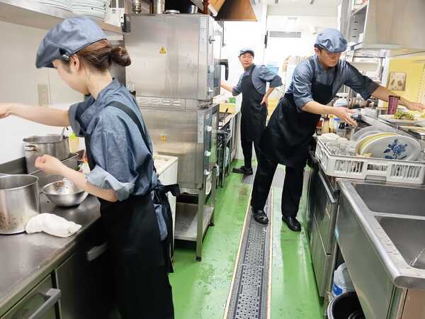 秋谷本店キッチンの様子
つくりたての料理の提供