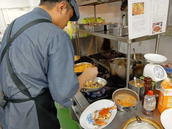 秋谷本店レストランのキッチン
アツアツの料理の提供をしていきます。