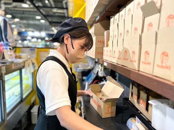 丁寧に箱詰めしていきます。
贈答用に使われるマーロウの商品